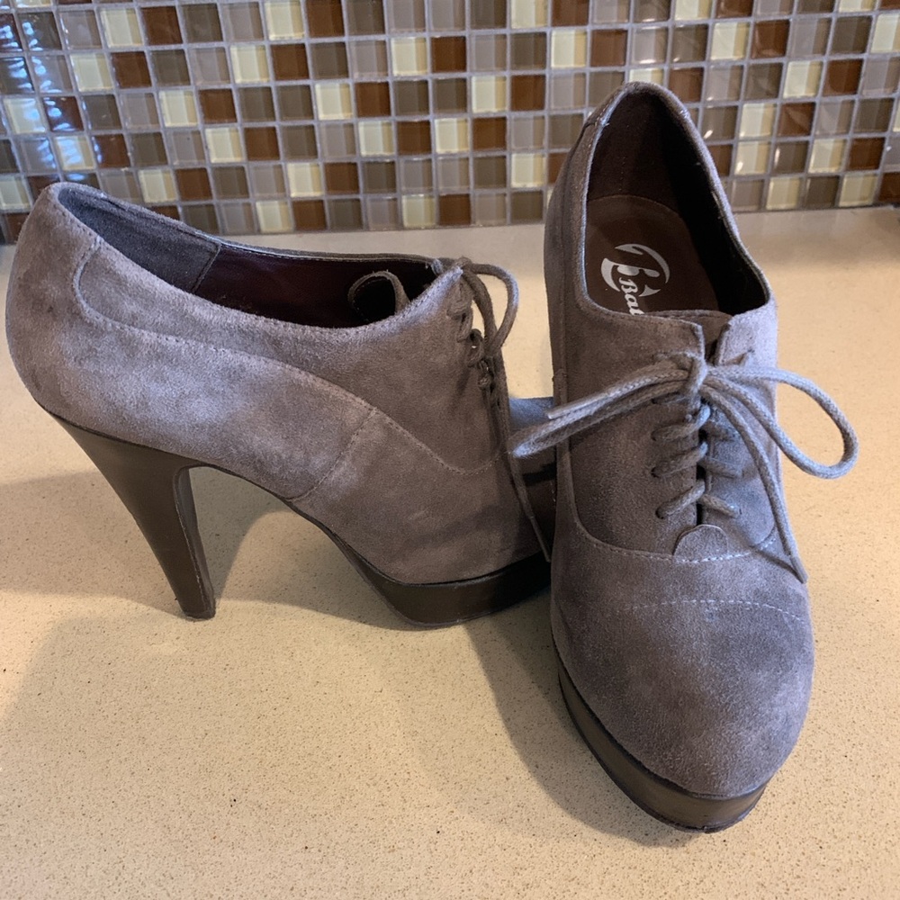 BATA Size 5 Suede Heels